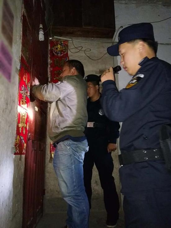 洒雨镇粗心妈妈误将幼女锁家中 民警全城寻开锁师傅开门