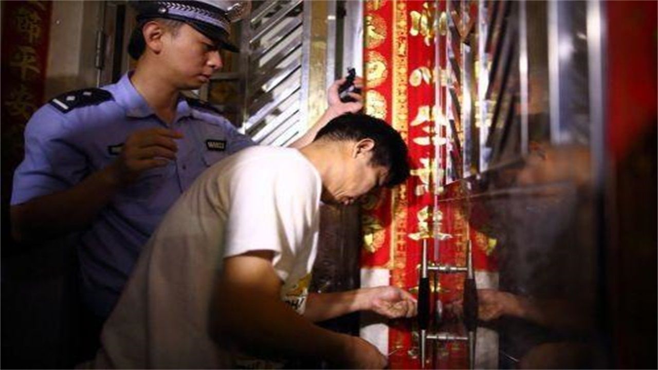 洒雨镇请开锁师傅开了锁后，师傅为什么一般都不进门，就算主人请也不进去？